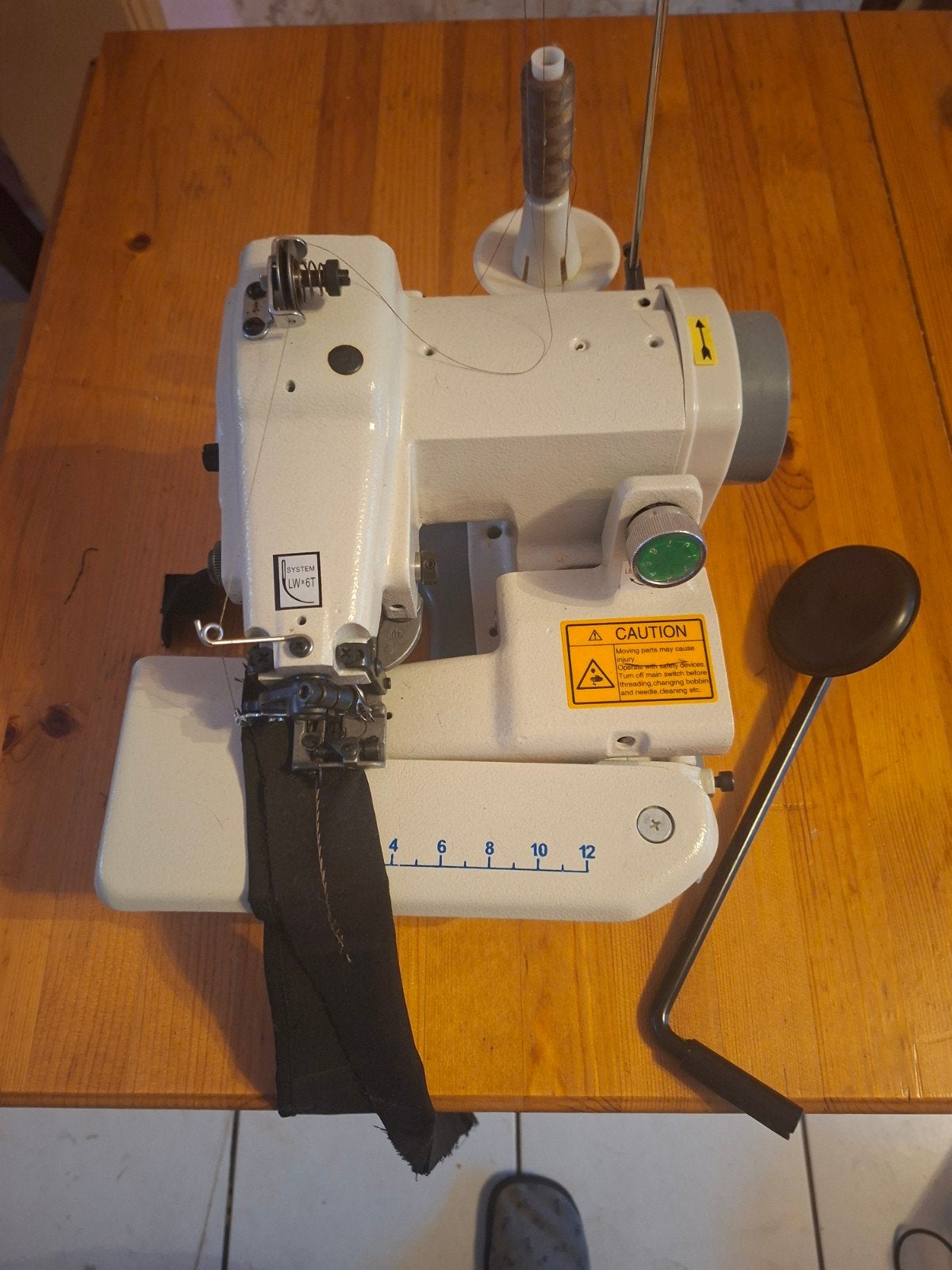 Professionele naaimachine voor blinde steken, Ophalen, Naaimachine
