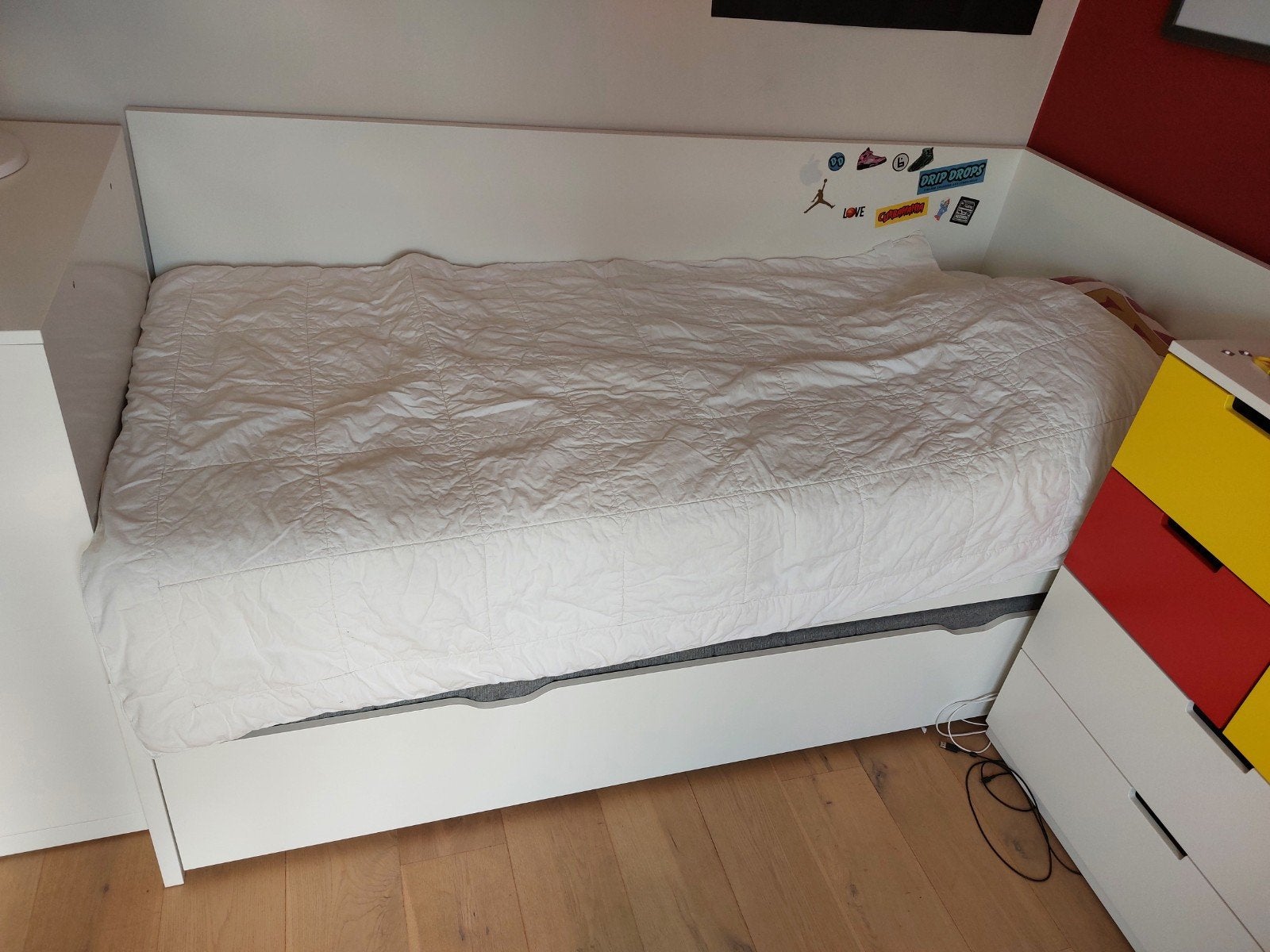 Lit simple avec espace réservé aux invités, Enlèvement