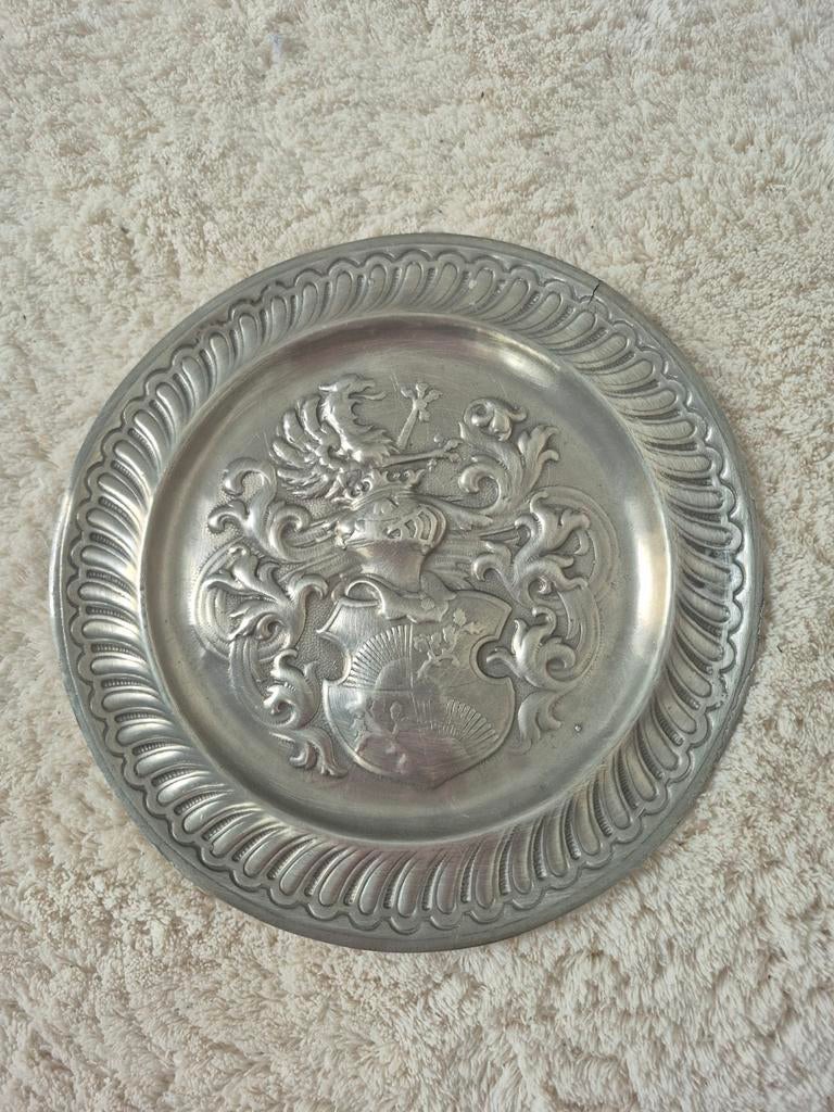 Vintage Tinnen Sierbord – Heraldisch Wapen – 90% Tin, Antiek en Kunst, Antiek | Tin, Ophalen
