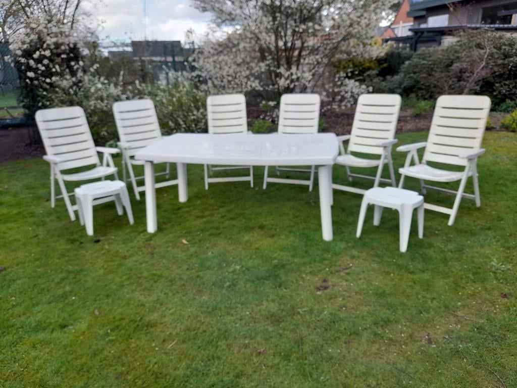 mooie witte plastic tuinmeubelen tafel, 6 stoelen, 2 krukjes, Tuin en Terras, Ophalen, Gebruikt, Plastic, Inklapbaar