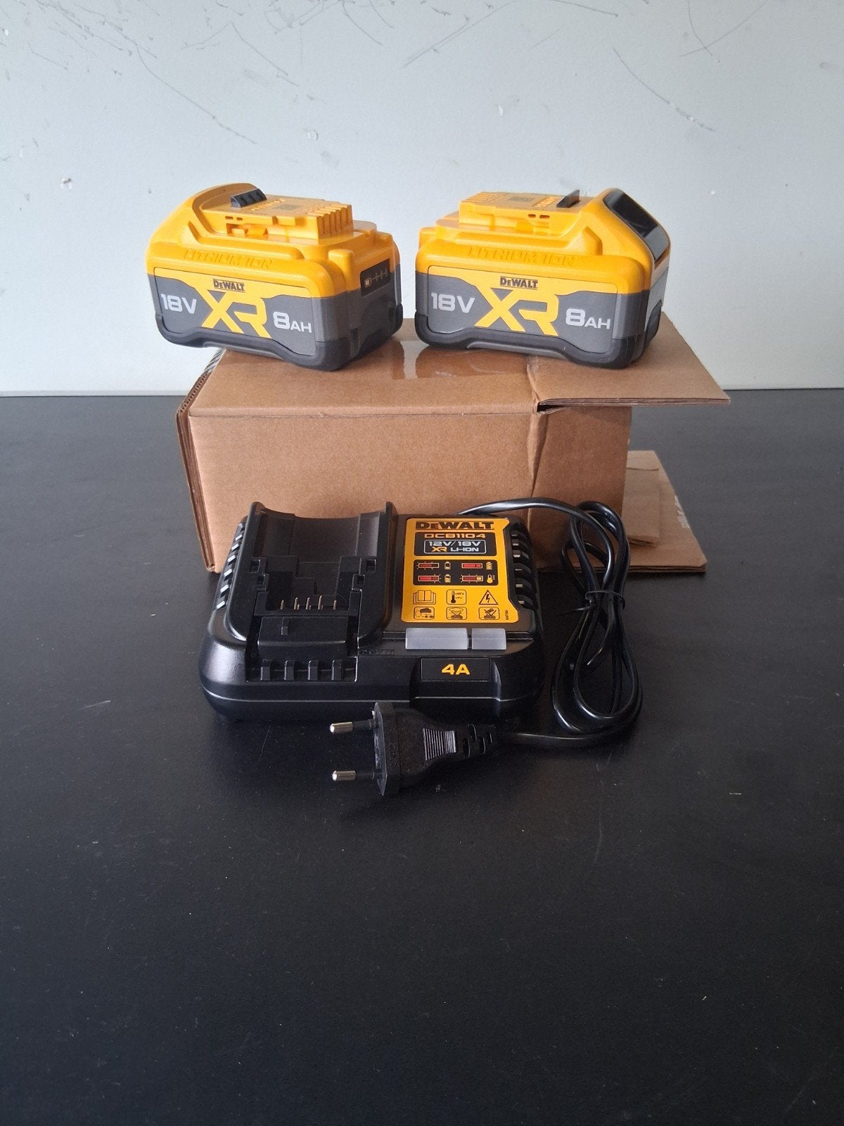 twee splinternieuwe dewalt batterijen, Ophalen