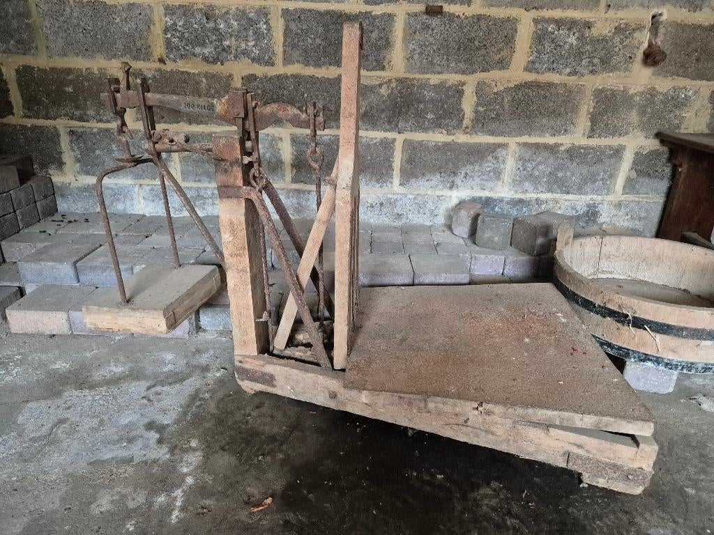 Ancienne balance, Enlèvement