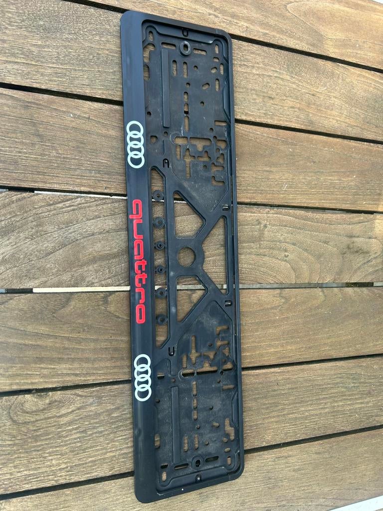 Audi Quattro nummerplaathouder, Auto diversen, Kentekenplaathouders, Ophalen, Zo goed als nieuw