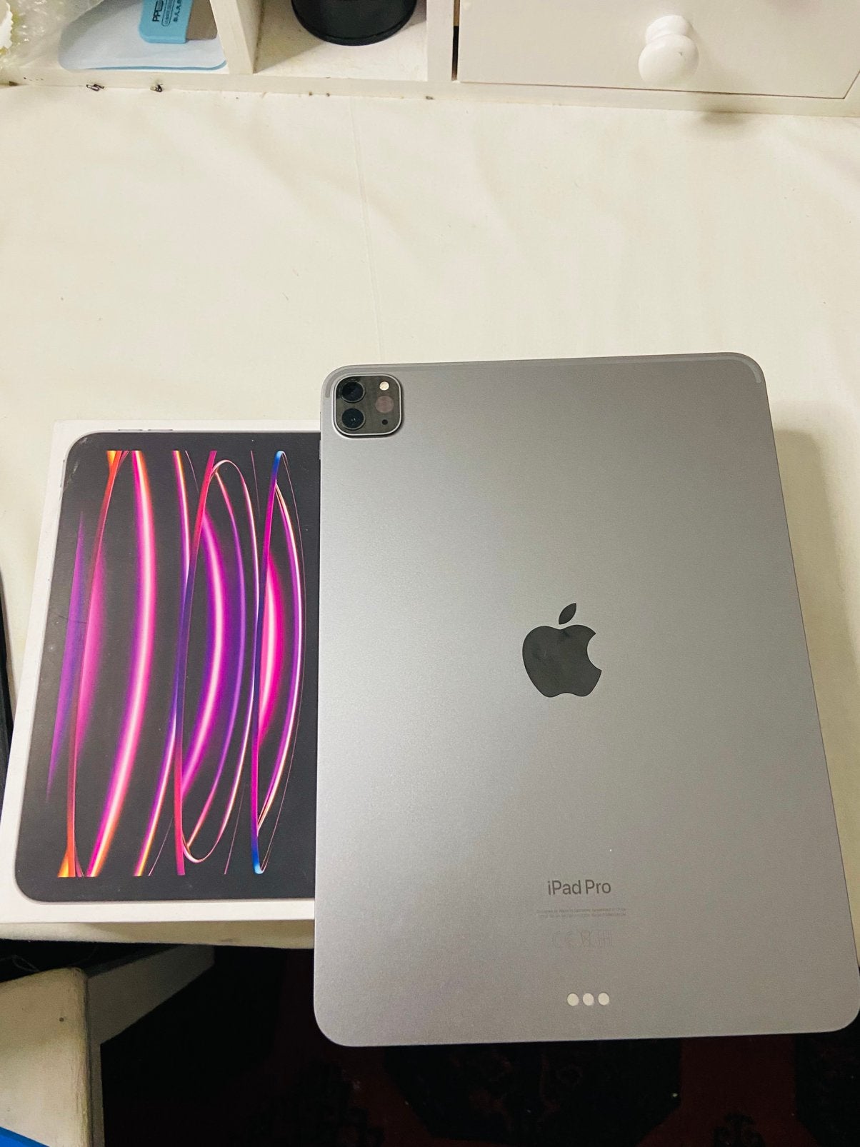 iPad Pro 11 2022 256 Go WiFi - comme neuf + boîtier, Informatique & Logiciels, Enlèvement, Comme neuf, 11 pouces