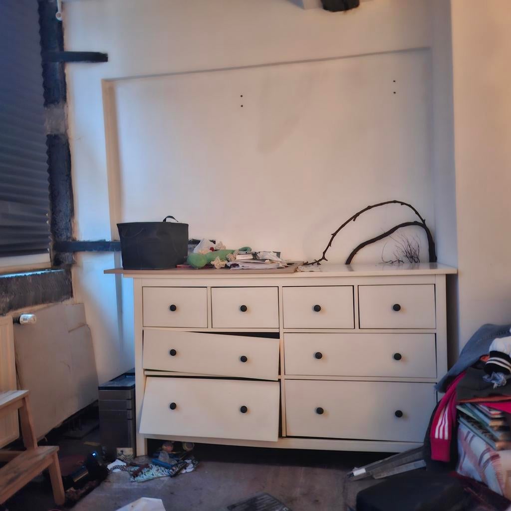 Commode à donner un pied à réparer, Enlèvement