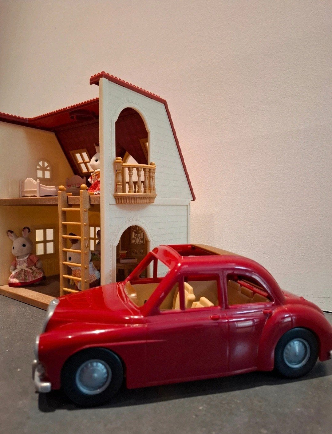 Sylvanian Families Huis + auto + gezin konijnen, Kinderen en Baby's, Speelgoed | Poppenhuizen, Ophalen