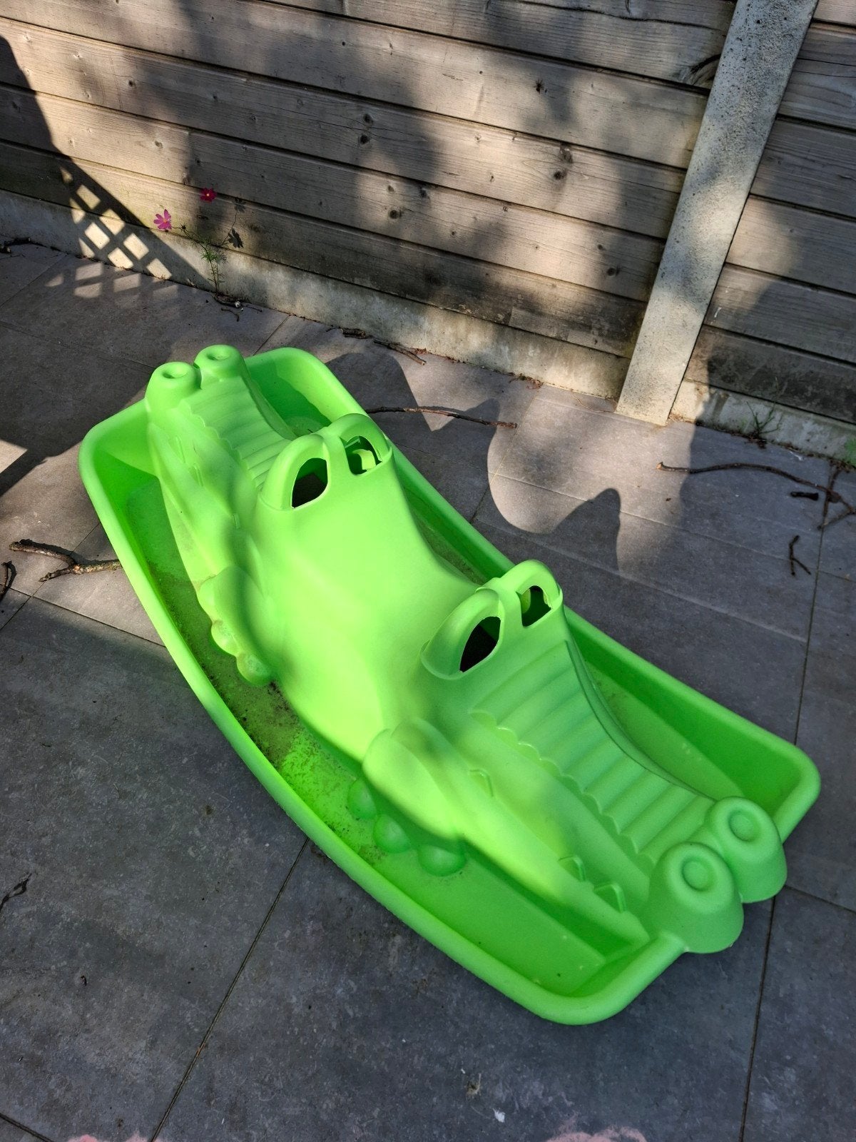 Speelgoed krokodil voor in de tuin, Ophalen