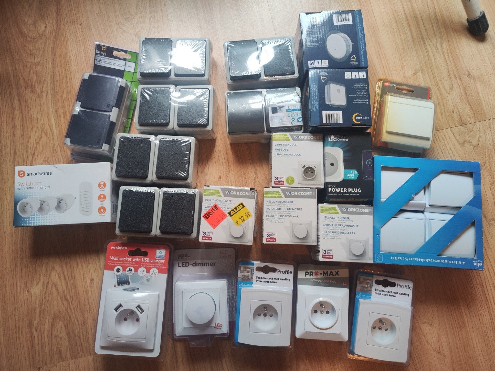 Lot matériel électrique neuf (Prises étanches extérieures, V, Enlèvement, Neuf