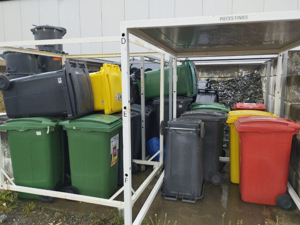 Poubelle, Conteneur à déchets roulant – poubelle 250 L, Enlèvement, Utilisé