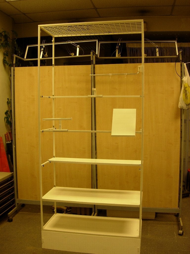 Wit etalagemeubel, Ophalen