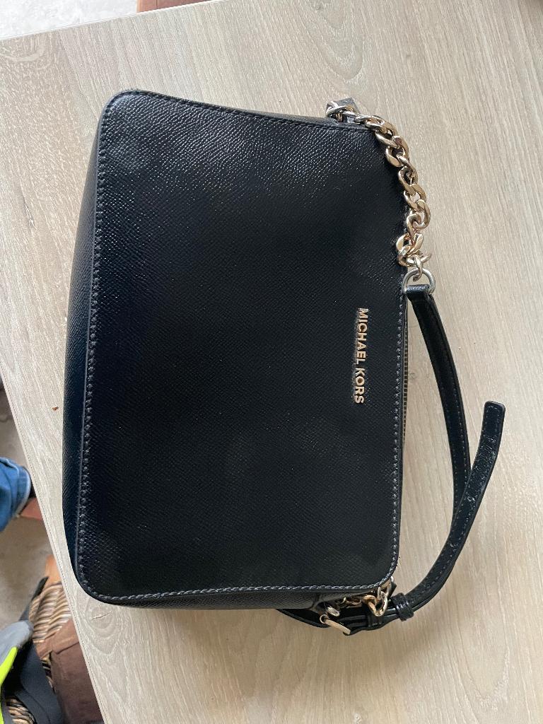 Michael kors crossbody zwart, Handtassen en Accessoires, Tassen | Damestassen, Ophalen, Zo goed als nieuw, Zwart, Schoudertasje