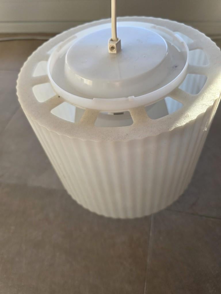 Vintage witte geribbelde plafondlamp – retro eyecatcher!, Maison & Meubles, Lampes | Plafonniers, Enlèvement