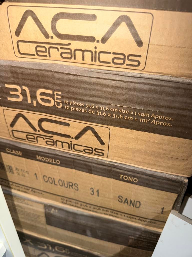 Keramische vloertegels 31,6  31,6 cm – 24 dozen (24 m²), Ophalen, Zo goed als nieuw