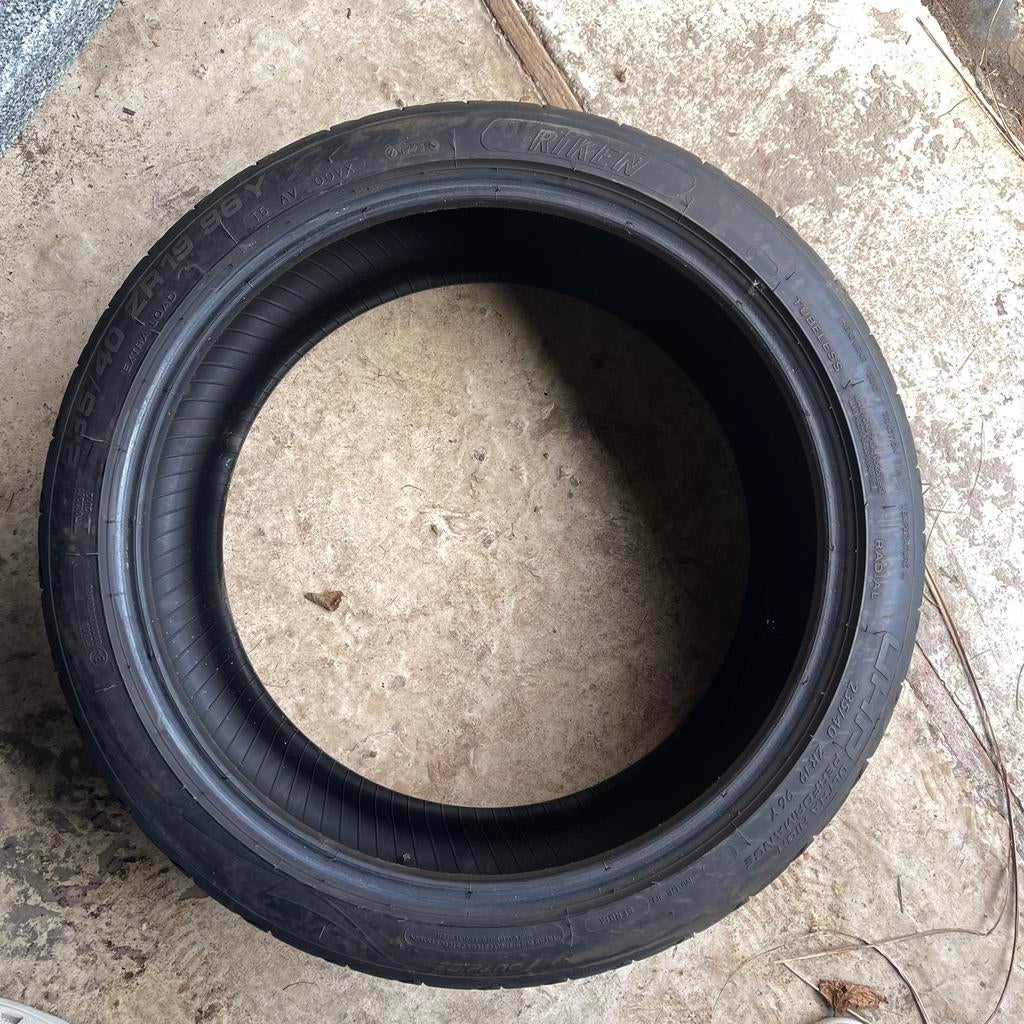 RIKEN UHP 235/40/19, Auto-onderdelen, Banden en Velgen, 19 inch, Gebruikt, Ophalen of Verzenden, 235 mm