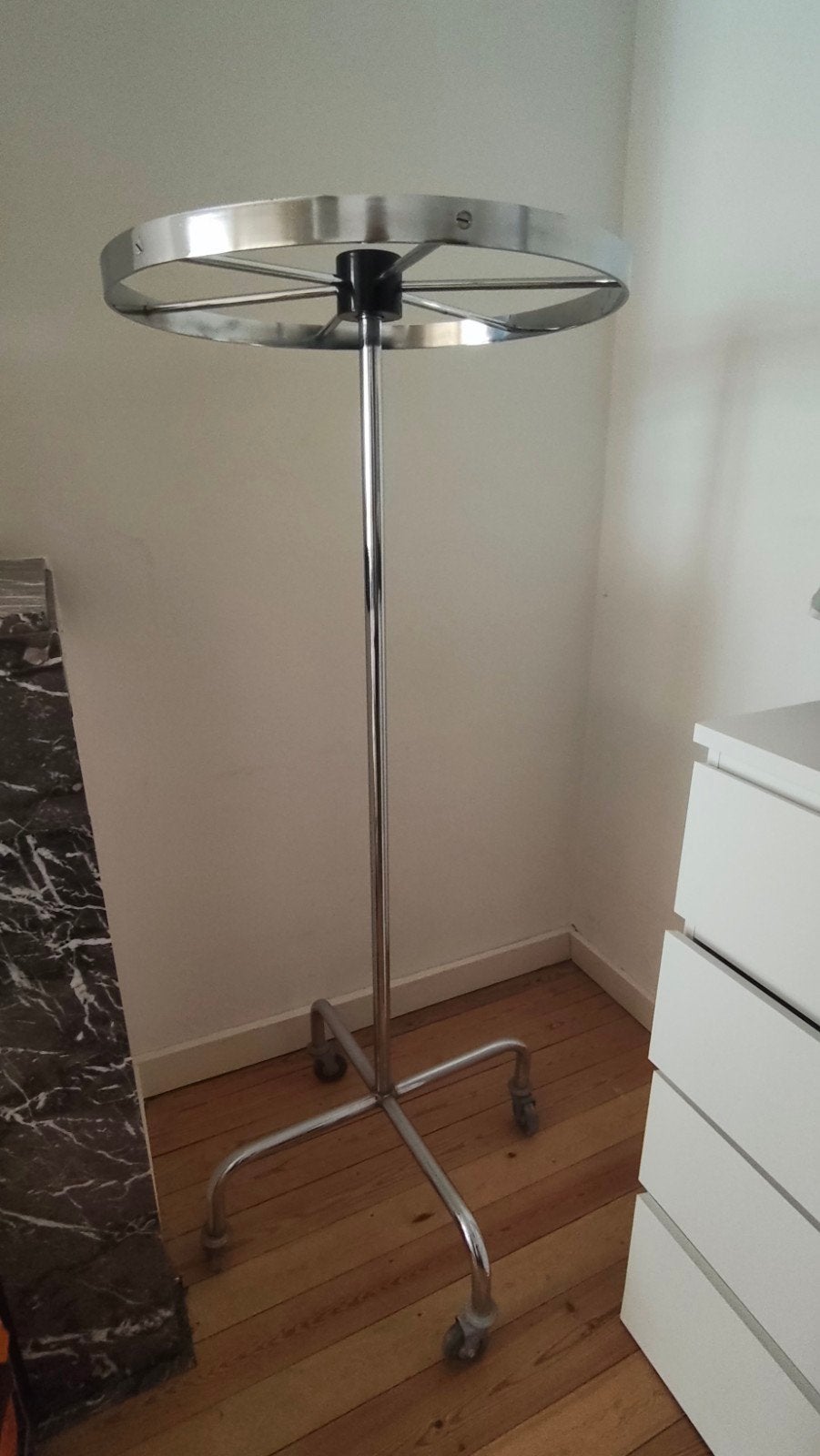 Vintage infuusstandaard met roterende kop en voet op wielen, Ophalen