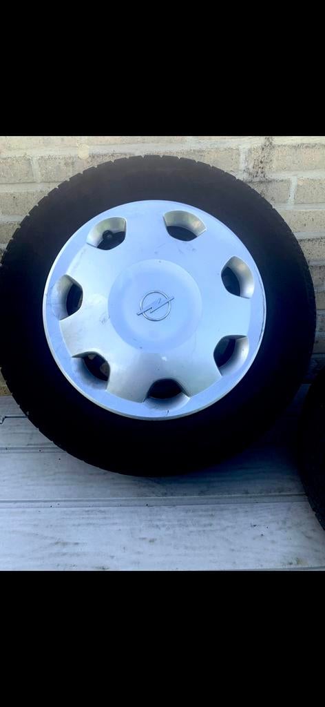 4 banden met opel wieldoppen 185/70/R14, Auto-onderdelen, Ophalen, Band(en)