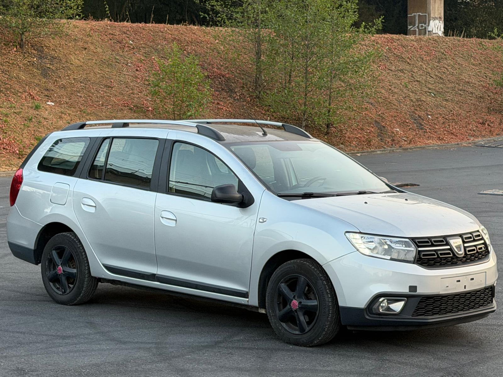 Dacia logan 2017 1,5 diesel  Gps airco camera 240000 km, Autos, Dacia, Argent ou Gris, Achat, Euro 6, Boîte manuelle