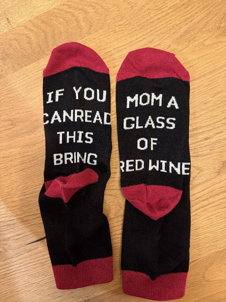 Grappige sokken – “Bring mom a glass of red wine!”, Ophalen of Verzenden