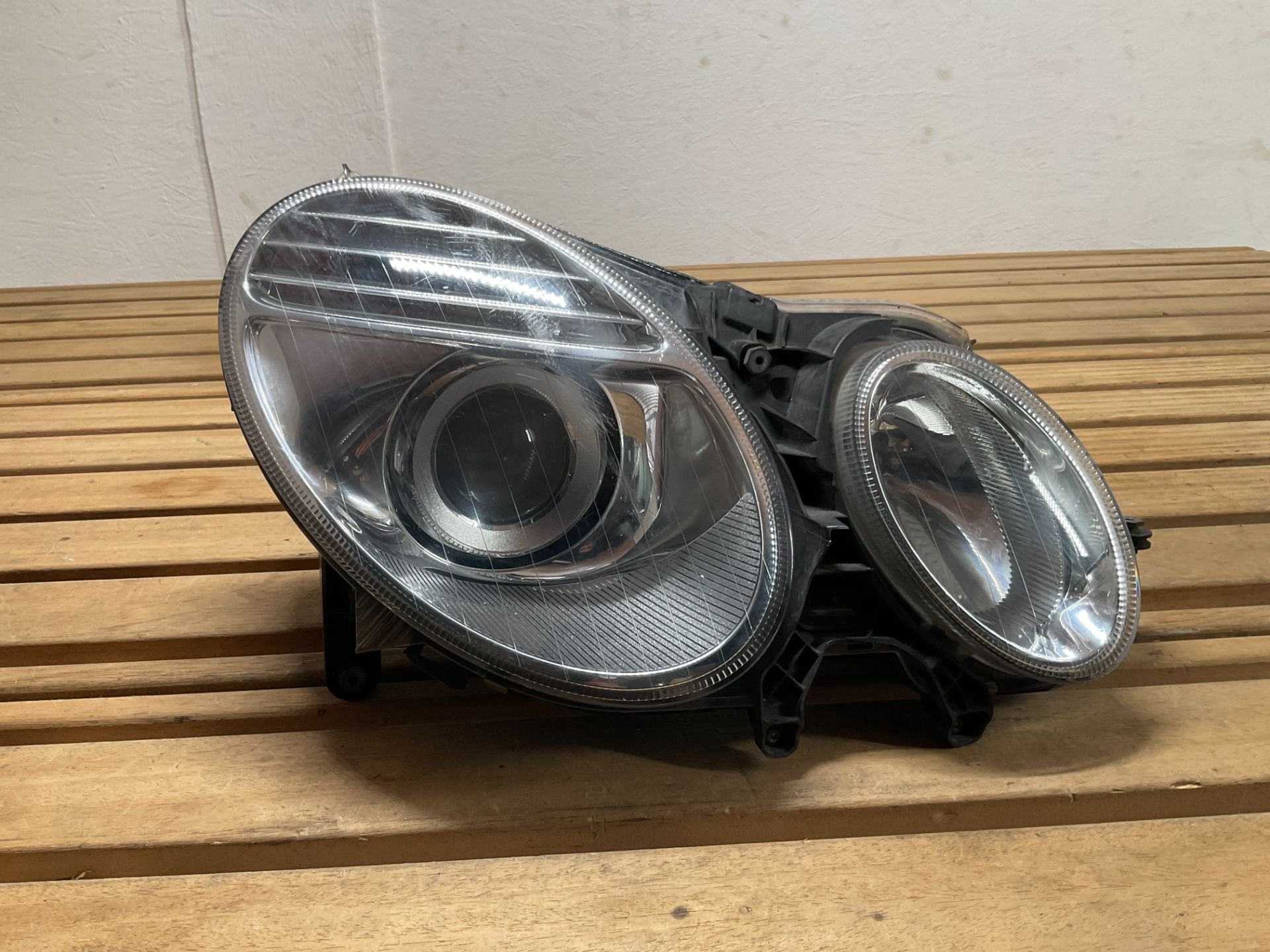 Phare droit Mercedes Classe E W211 A2118205161 B5-4563, Mercedes-Benz AG, Mercedes-Benz, Utilisé, Mercedesstrasse 120
70372  Stuttgart, DE