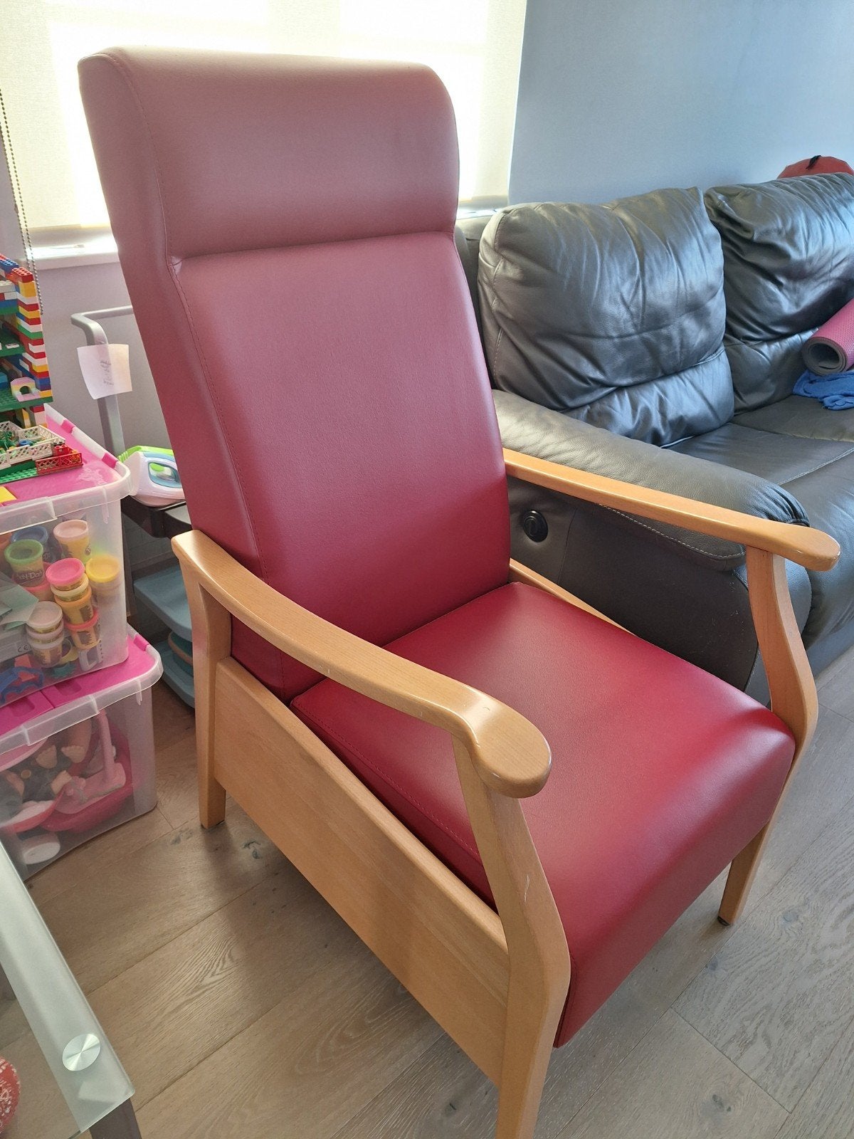 Rode lederen fauteuil, Enlèvement