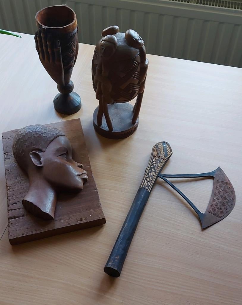 Lot Afrikaanse kunst houtsnijwerk + bijl, Enlèvement ou Envoi