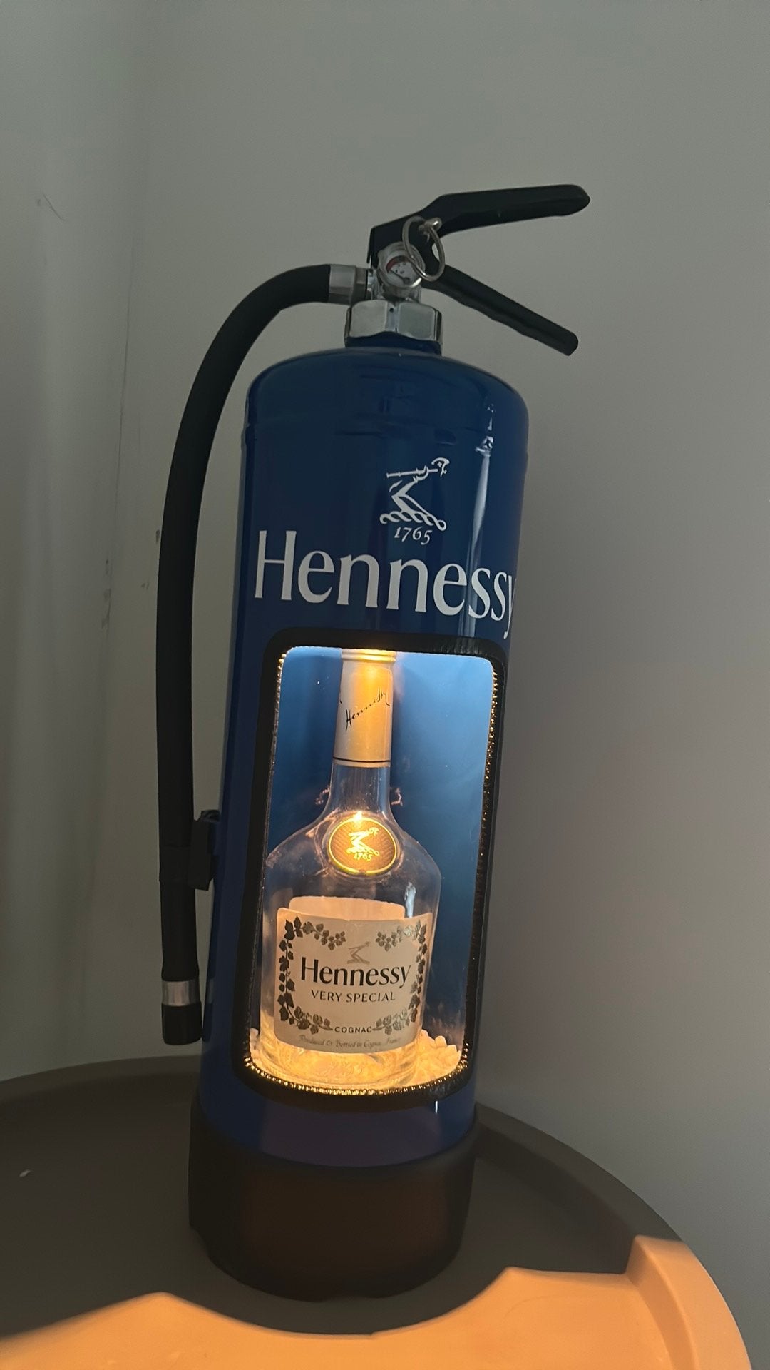 Brandblusser hennesy met licht, Antiquités & Art, Antiquités | Accessoires de maison, Enlèvement