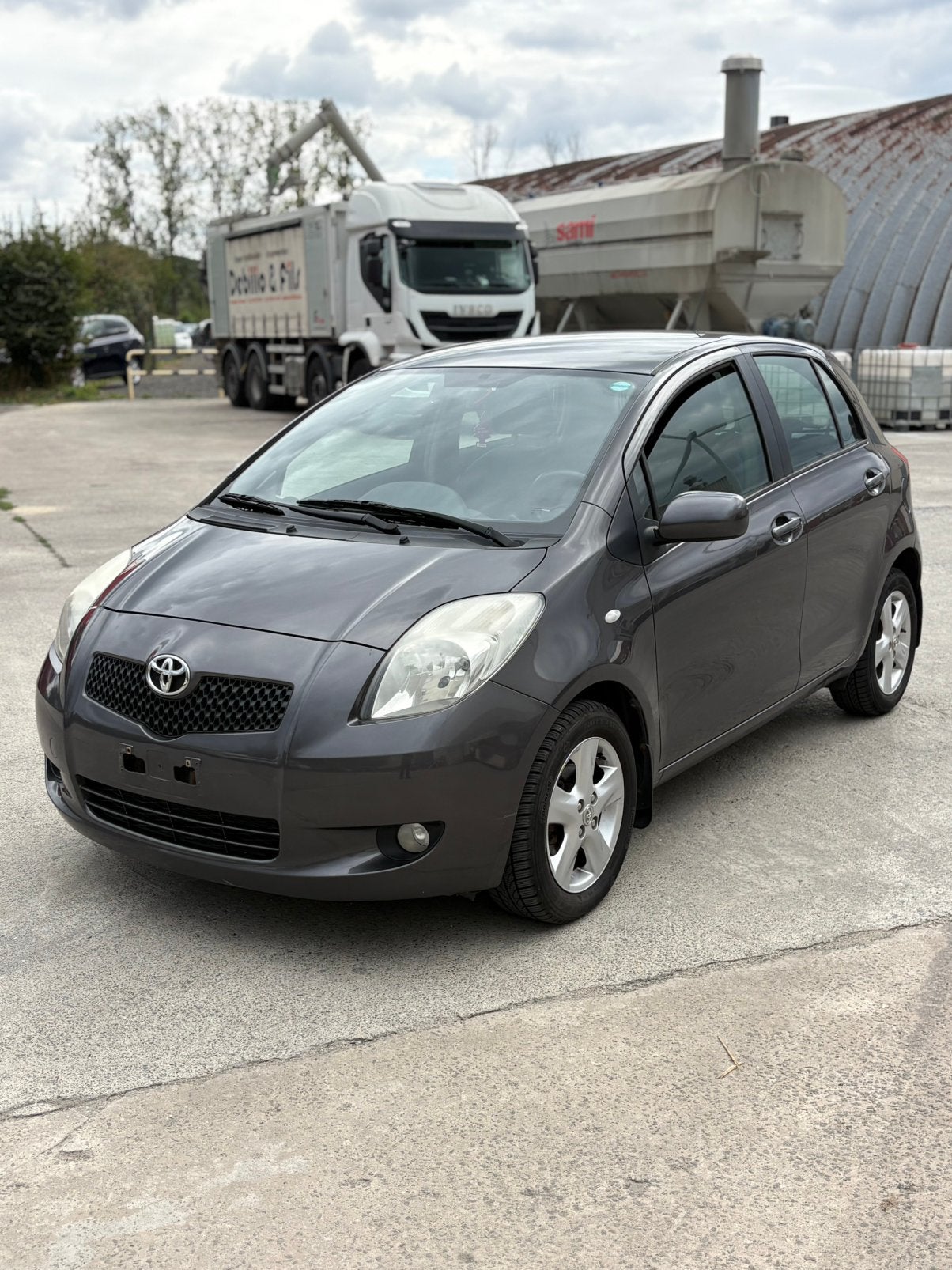 TOYOTA YARIS 1.3i ESSENCE AIRCO, Autos, Toyota, Argent ou Gris, Achat, Boîte manuelle, 5 portes