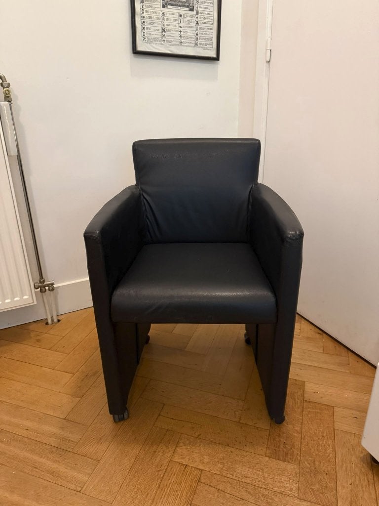 Set van 2 Moderne Zwarte Faux Leren Fauteuils op Wieltjes, Ophalen, Kunststof, Gebruikt, Minder dan 75 cm