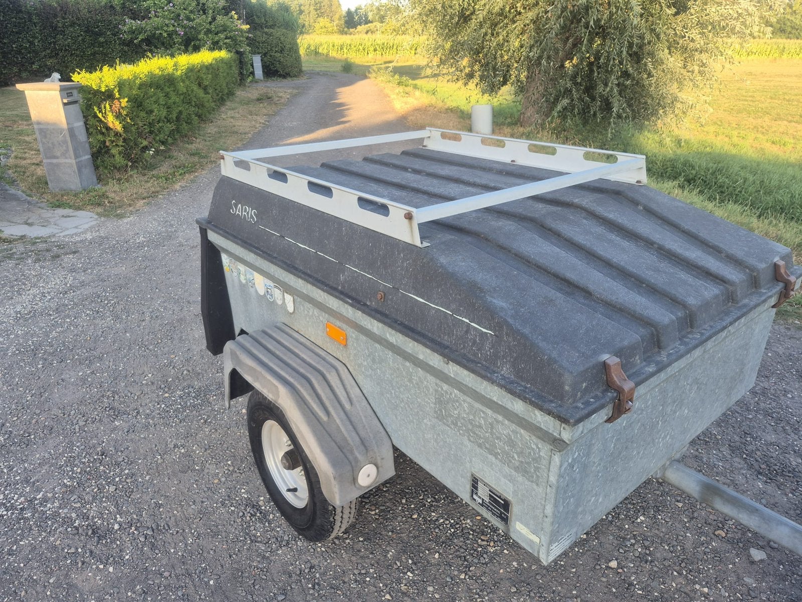 Saris gesloten aanhangwagen, Ophalen