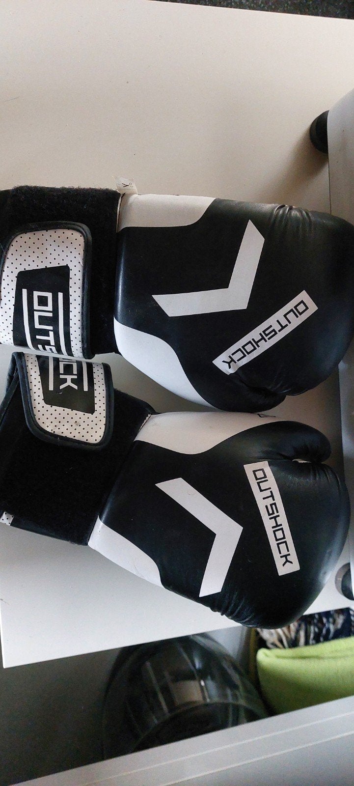 Gants de boxe Outshock, Enlèvement, Gants de boxe