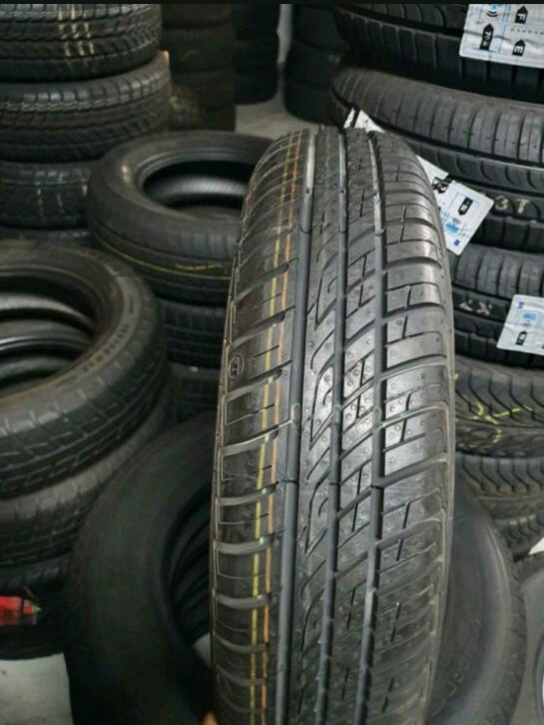 14580r13 145 80 r13 145/80/r13 nouveau avec montage, Ophalen of Verzenden
