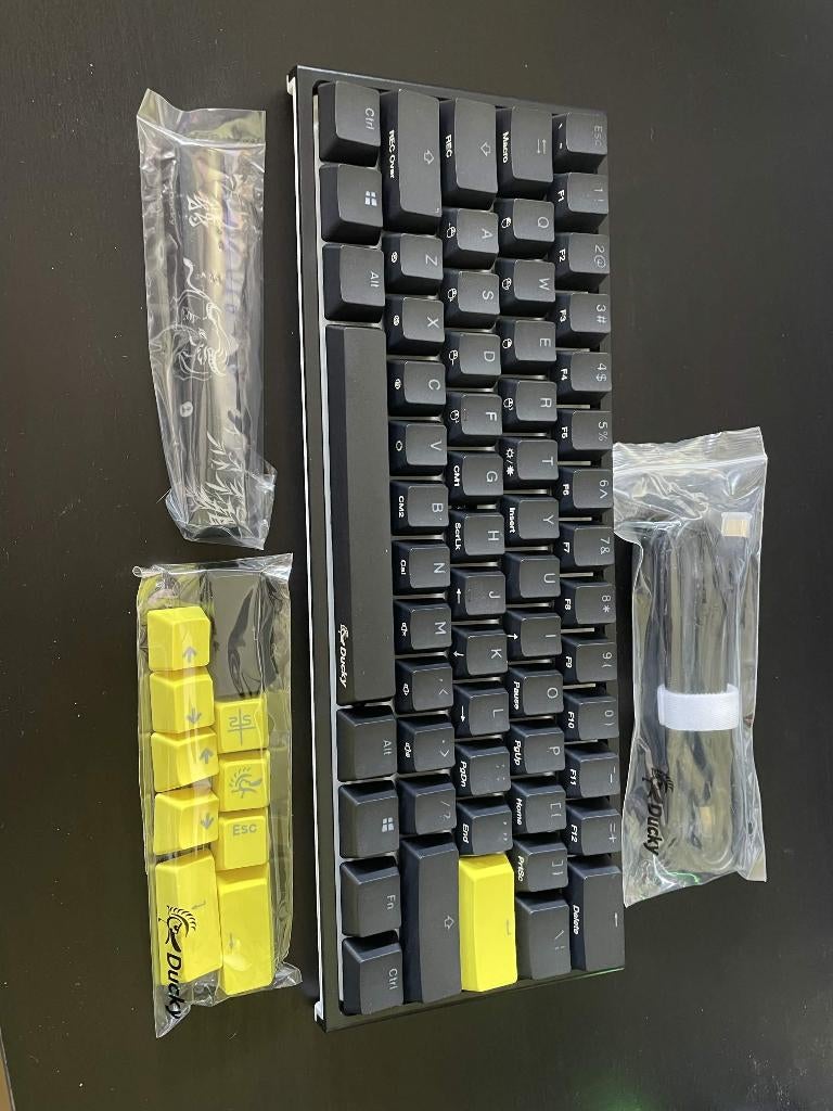 Ducky One 2 mini - QWERTY - RODE SWITCHES, Computers en Software, Toetsenborden, Nieuw, Qwerty, Bedraad, Ergonomisch, Gaming toetsenbord