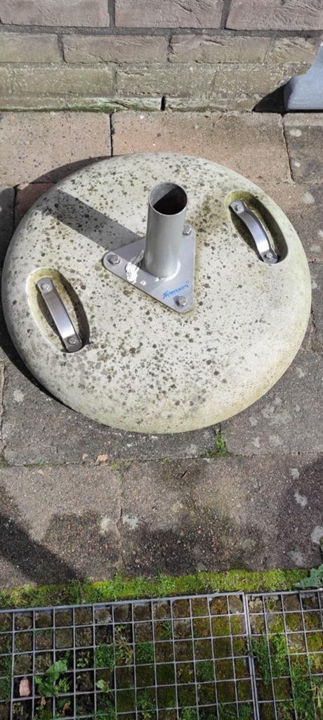 Betonnen parasol voet "Tradewinds" 60 kg met inox handgrepen, Tuin en Terras, Ophalen