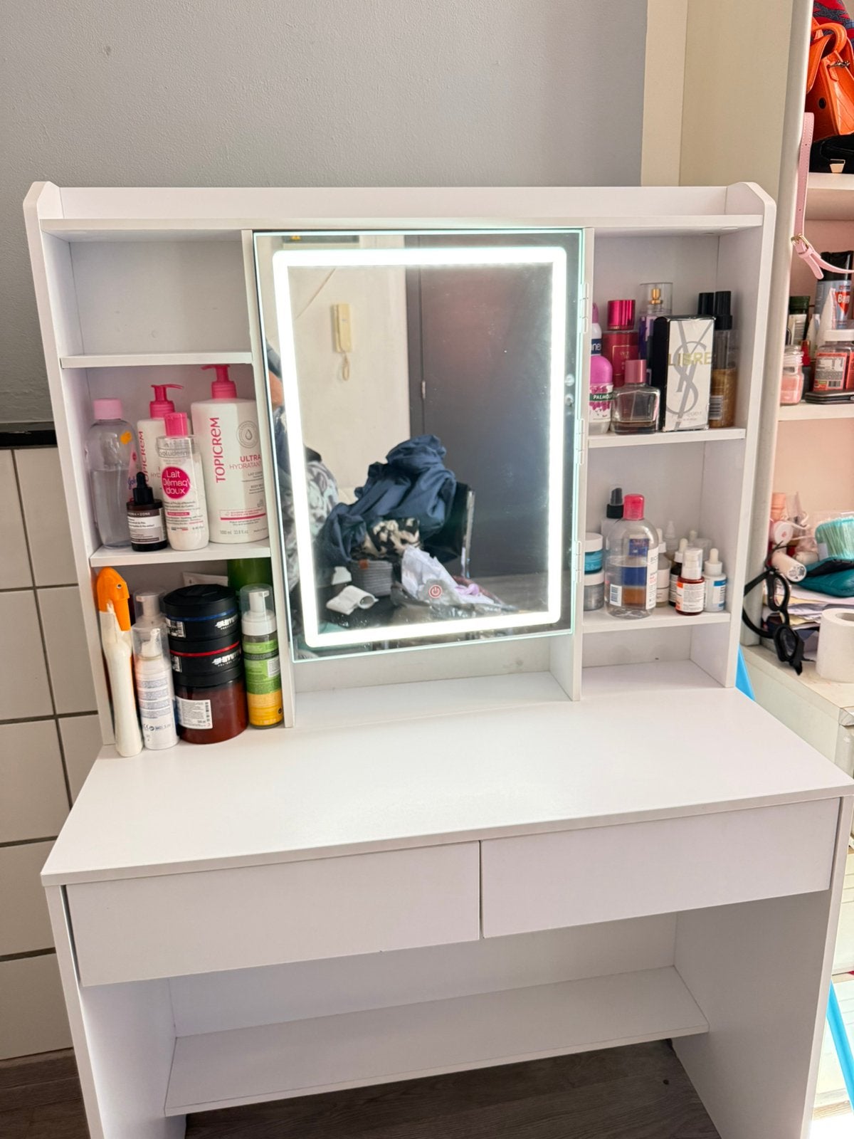Coiffeuse avec Mirroir LED, table de maquillage avec Étagère, Maison & Meubles, Tables | Coiffeuses, Coiffeuse, Enlèvement ou Envoi