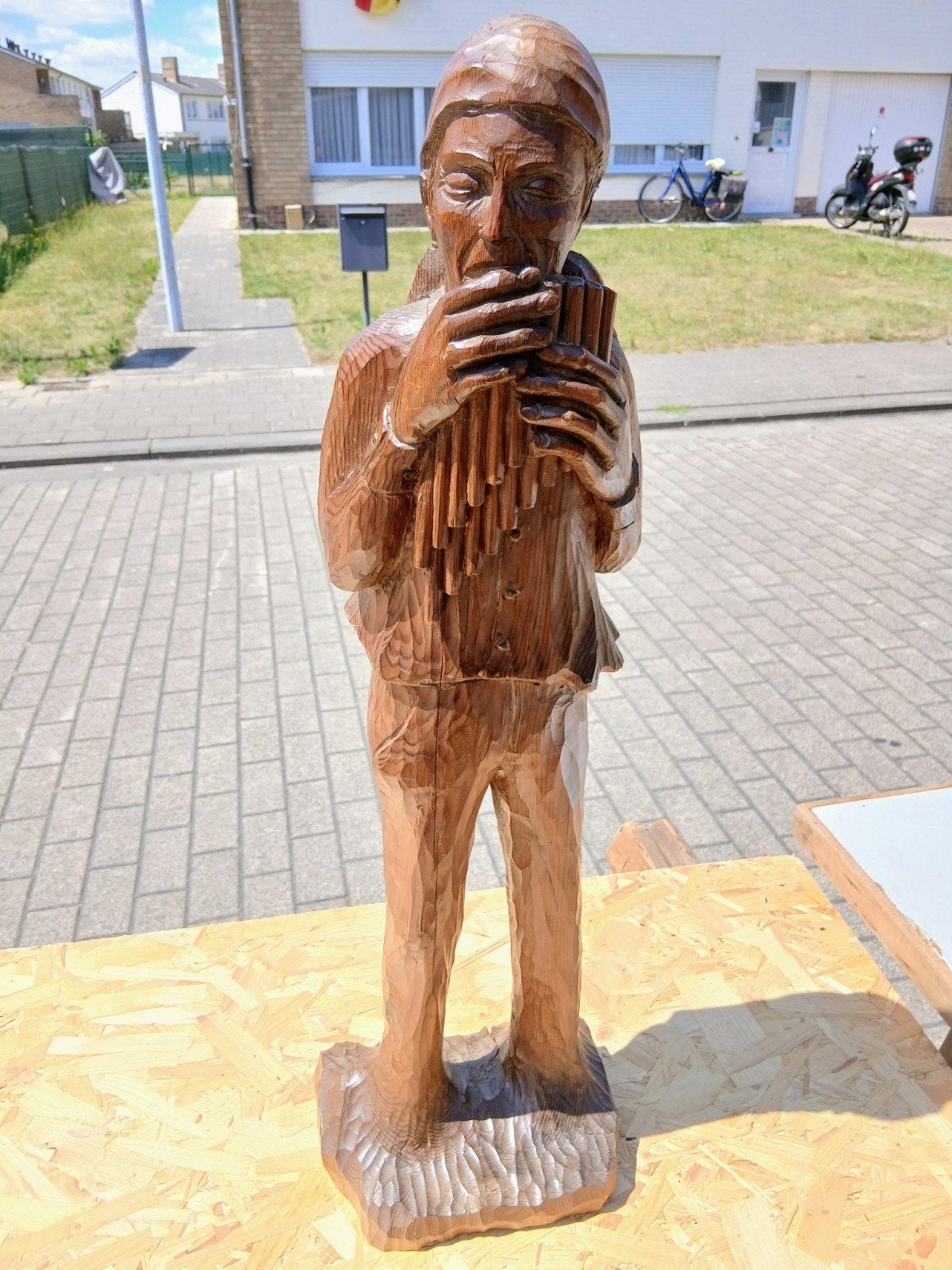 Statue en bois d'un homme avec une flûte de pan, Enlèvement, Statue, Homme