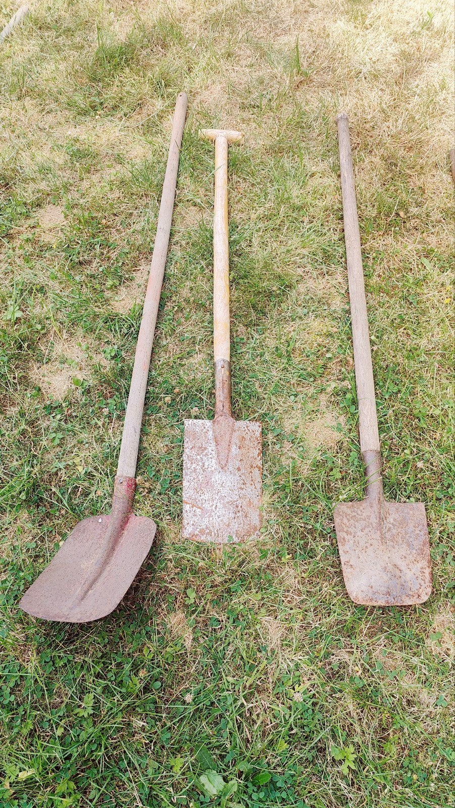 Garageverkoop: schuppen en spades, Ophalen