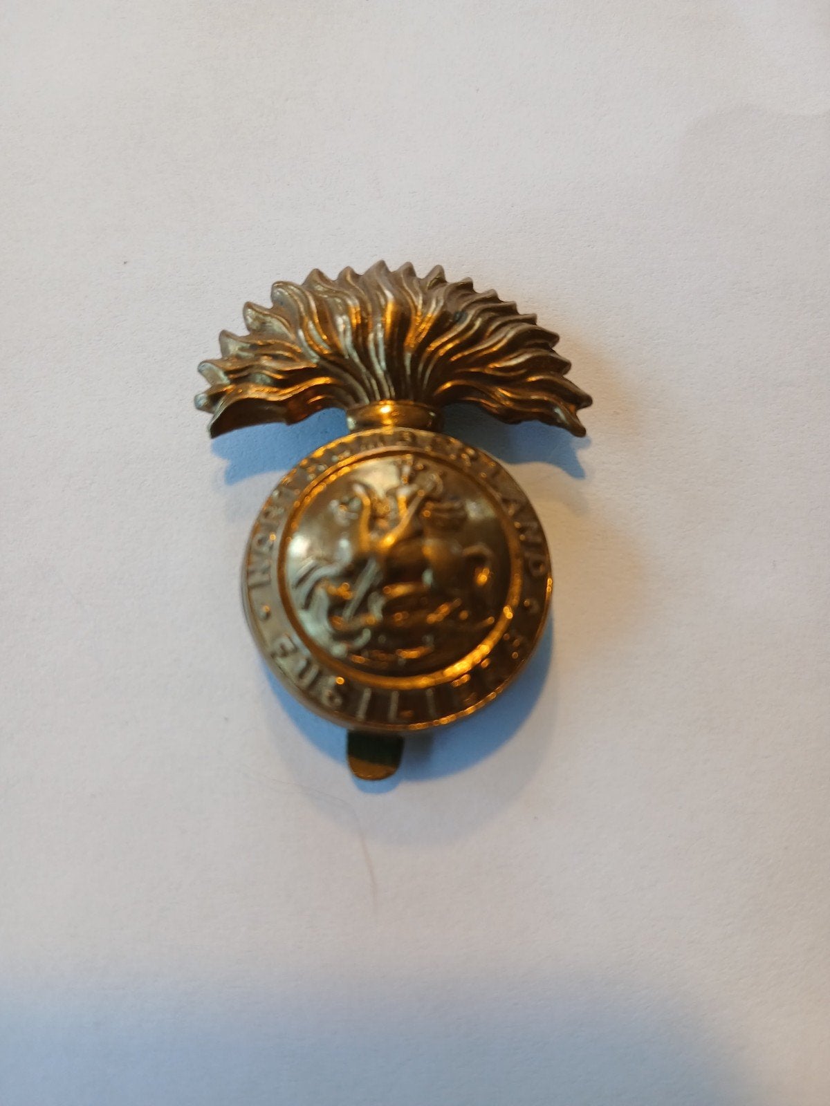 WO1 Cap badge Northumberland Fusiliers, Ophalen of Verzenden