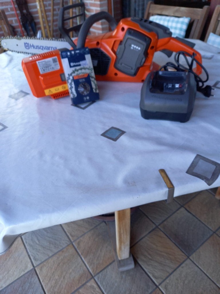 Husqvarna Type 340 i met 2 batterijen,lader en extra ketting, Ophalen, Zo goed als nieuw, Boomzaag, Husqvarna