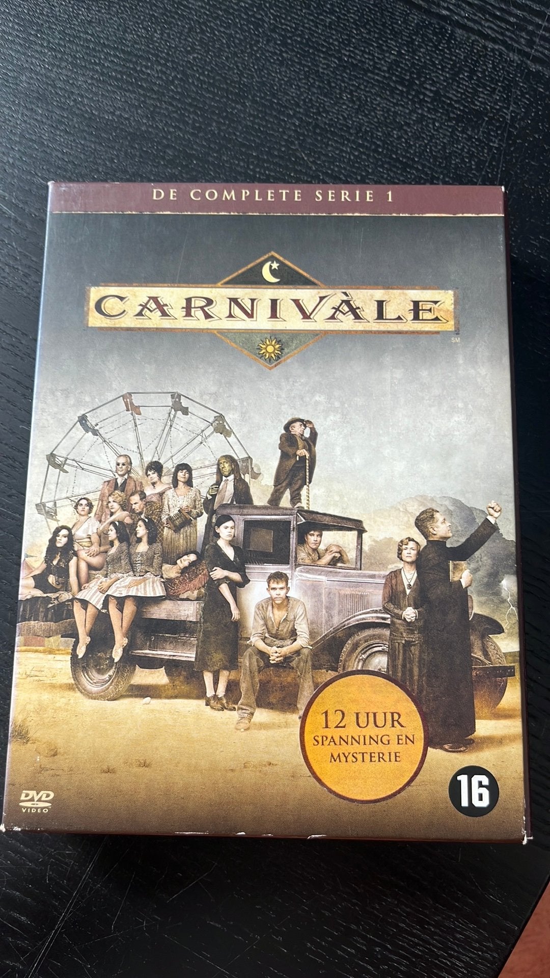Carnivale seizoen 1, Anglais, Allemand, Utilisé, À partir de 16 ans