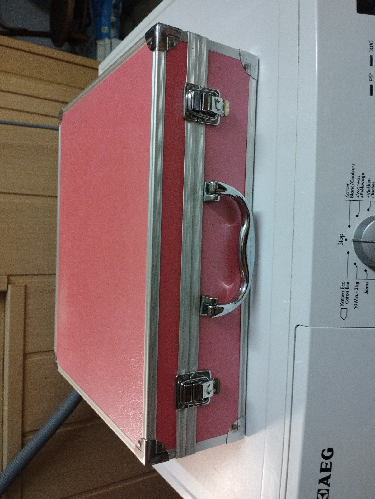 een grote juwelen koffer kleur roze, Ophalen