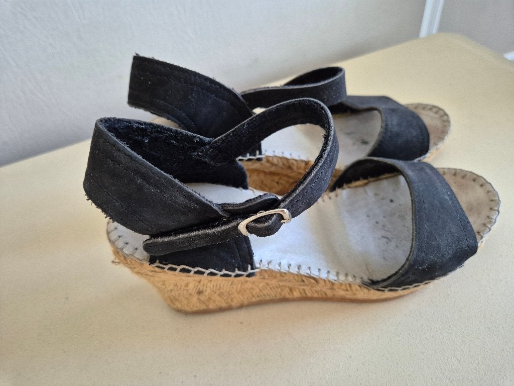 sandale confortable en daim noir, lanière,talon compensé 7, Enlèvement ou Envoi, Illisible, Porté, Noir