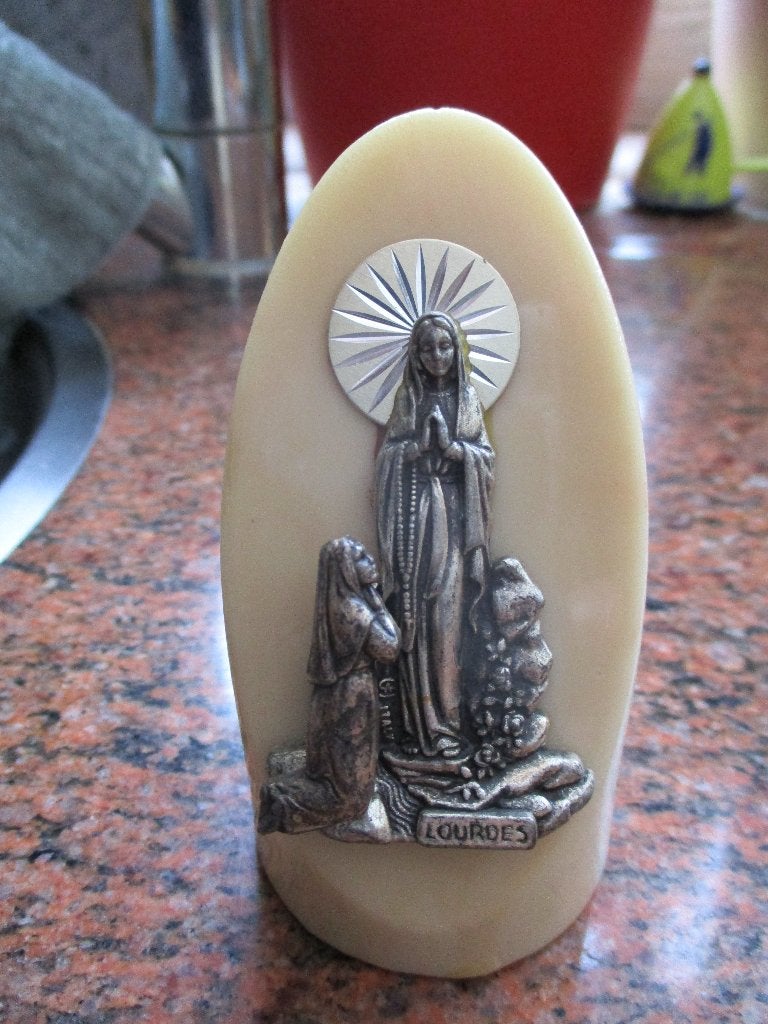 Beeldje Lourdes in hars, Ophalen of Verzenden, Zo goed als nieuw, Religie