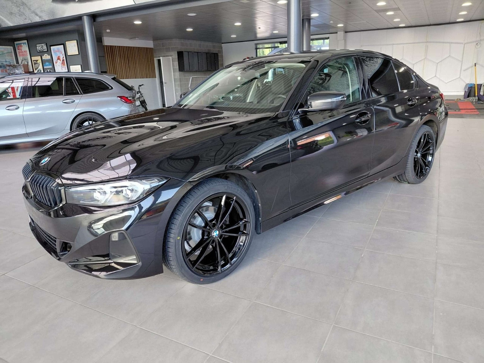 BMW 3 Serie 318 FACE LIFT. 1 EIG. 19INCH. WIDESCREEN, Automaat, Achterwielaandrijving, Gebruikt, 4 cilinders
