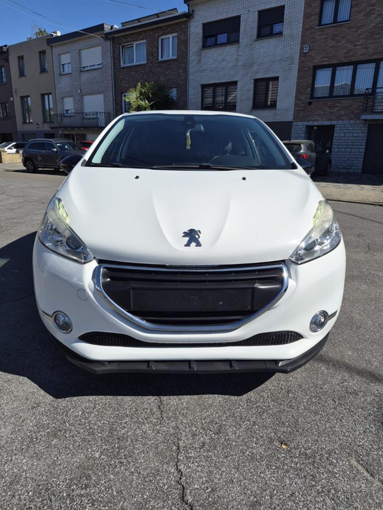 PEUGEOT 208 1.2 BENZINE AIRCO CARPLAY LEER IN ZEER GOEDE STA, Voorwielaandrijving, Wit, Leder, 5 deurs