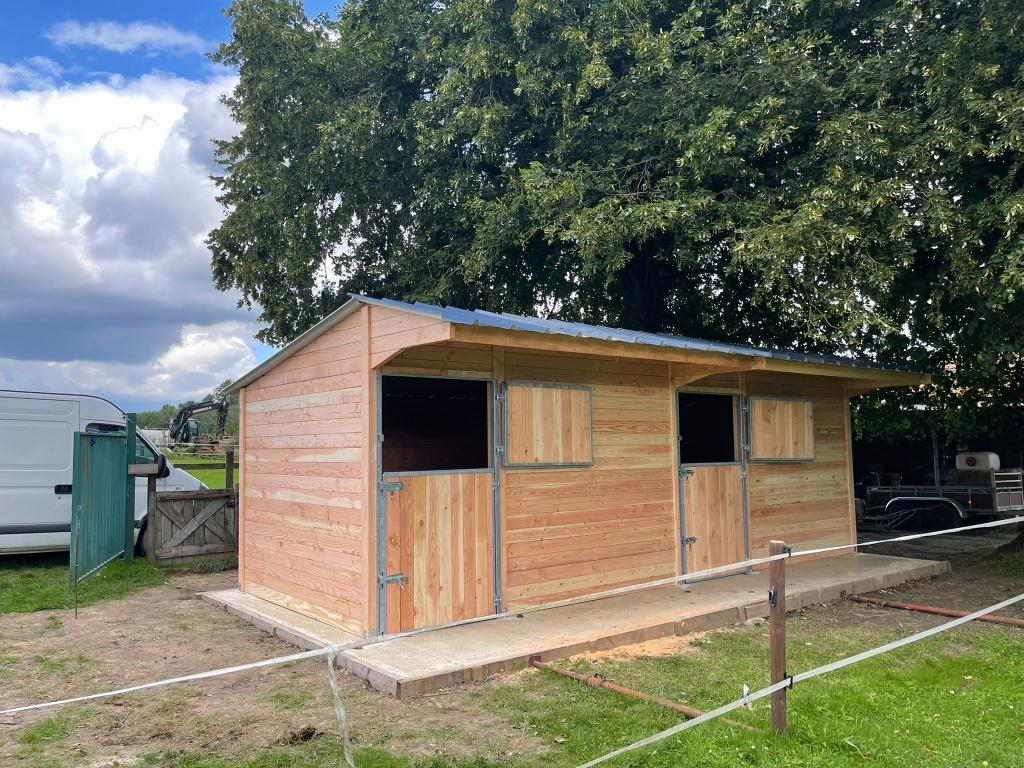 Dubbele paarden stal in massief douglas hout, Dieren en Toebehoren, Weidegang, 2 of 3 paarden of pony's