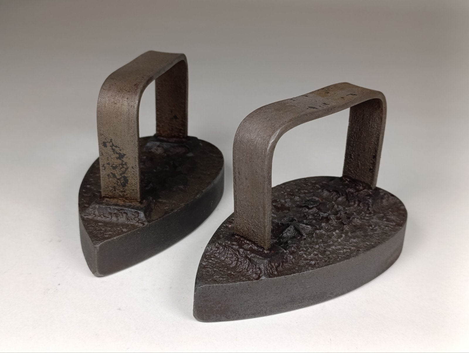 Antieke gietijzeren kachelbouten Nr. 6 met ster (Set van 2), Antiek en Kunst, Ophalen of Verzenden