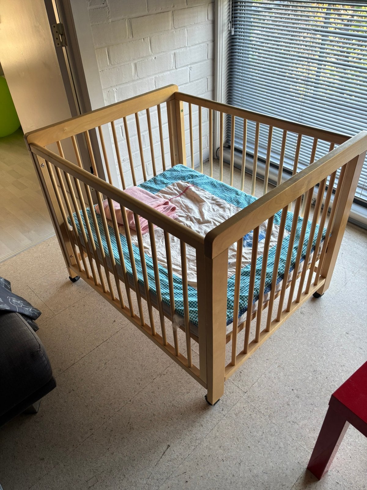 Kinderbedje op wielen + matras, Kinderen en Baby's, Ophalen, Gebruikt, Vierkant, Wieltjes