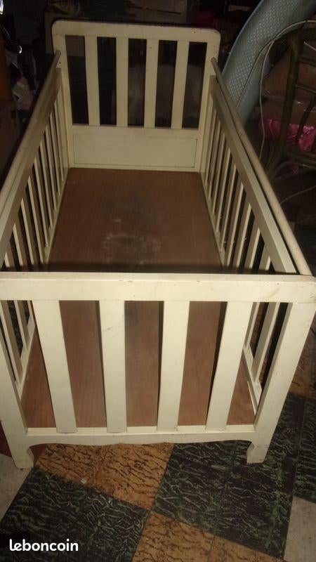 lit barreaux ancien  bois bébé enfant 140 / 60, Enlèvement, Lit