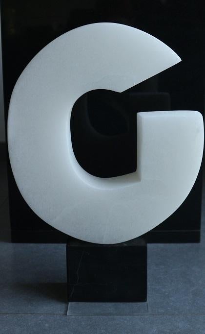 Lieven DEBRABANDERE, albasten beeld "Ik en gij", Antiek en Kunst, Ophalen, Handgemaakt, 20 - 50 cm, Beeld