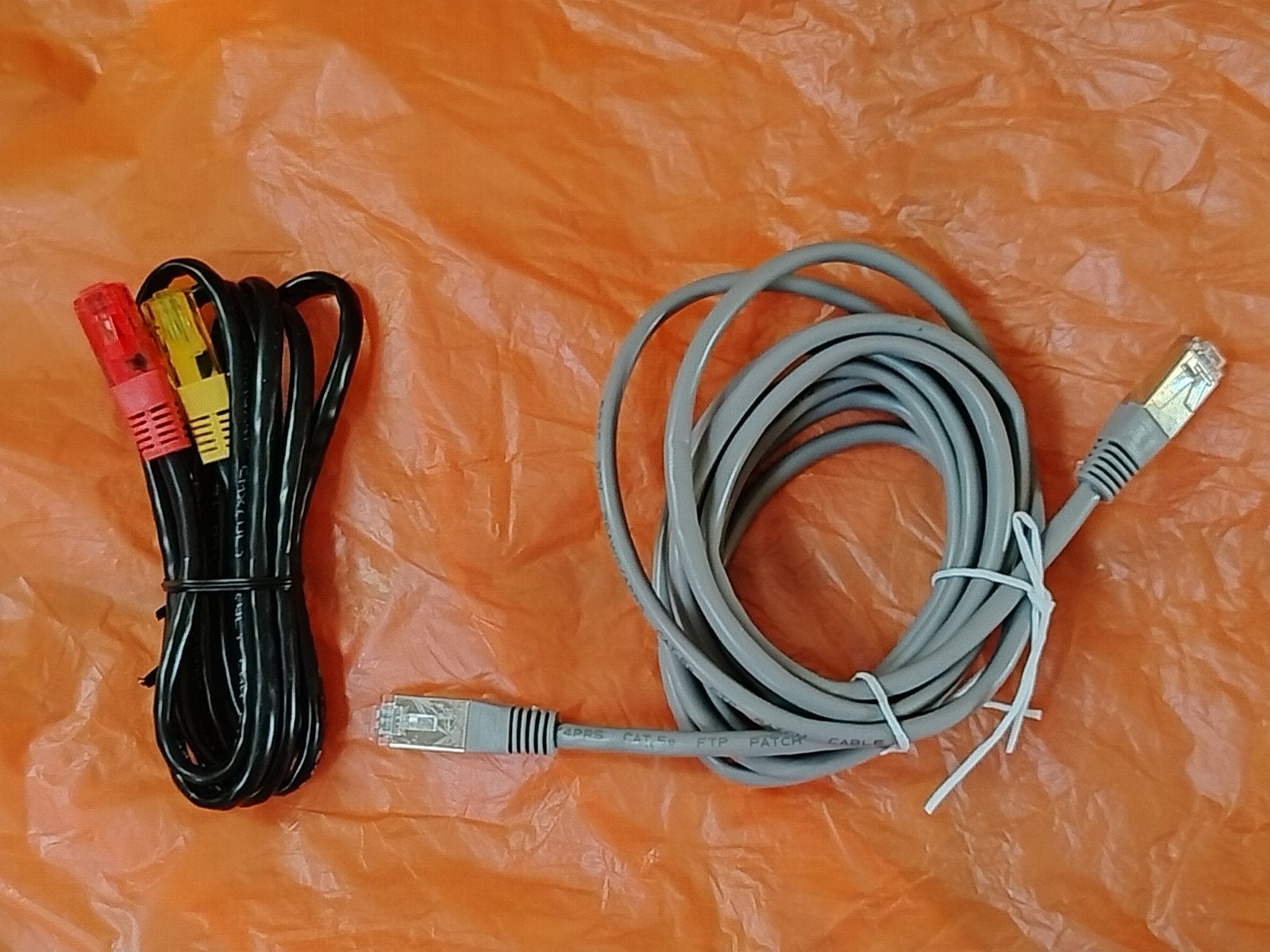 2 CÂBLES - JAMAIS UTILISER, TV, Hi-fi & Vidéo, TV, Hi-fi & Vidéo Autre, Enlèvement, Neuf